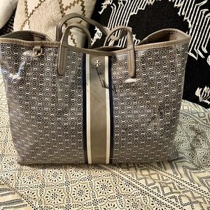 Large Tory Burch tote with flaw — see description